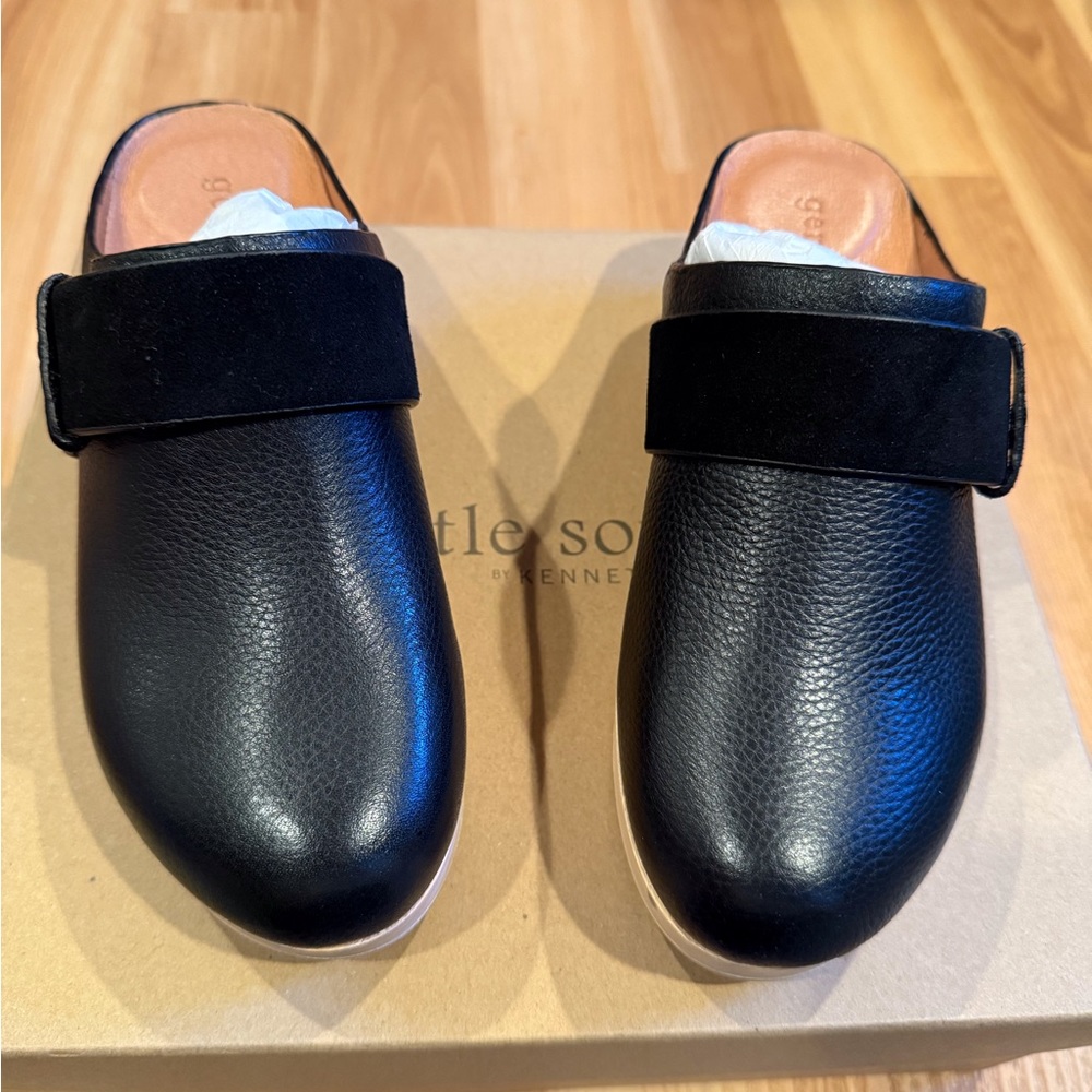 Henley Clog Gentle Souls by Kenneth Cole. Women’s black leather/suede. Size 6.5.
